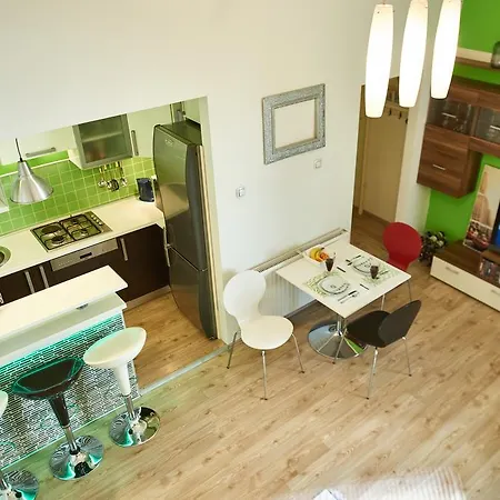 Studio Apartment Green Wall Apartment *