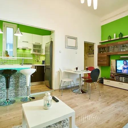 Studio Apartment Green Wall Zagreb