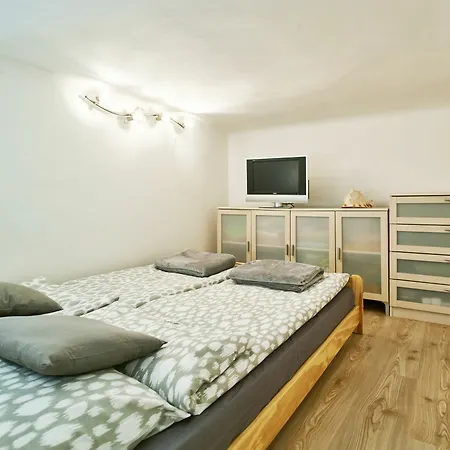 Studio Apartment Green Wall Apartment Zagreb