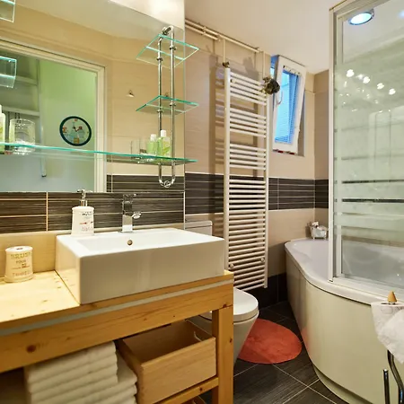 Studio Apartment Green Wall Zagreb